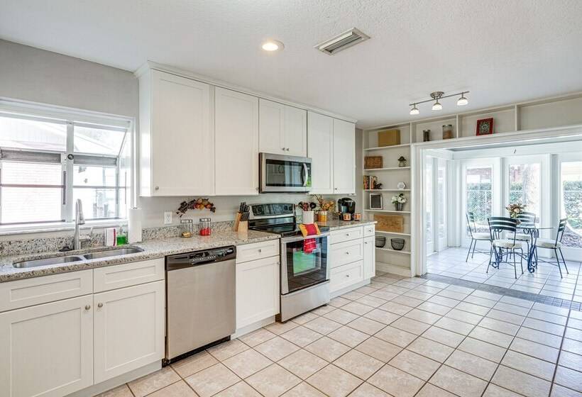 Family Friendly Lakeland Home W/ Patio + Yard!