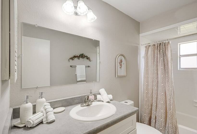 Family Friendly Lakeland Home W/ Patio + Yard!