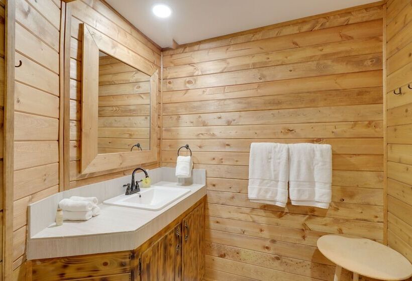 Family Friendly Riverfront Manor On The Little Red