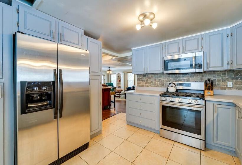 Farmhouse Cottage W/ Hot Tub, Near Titus Mountain!