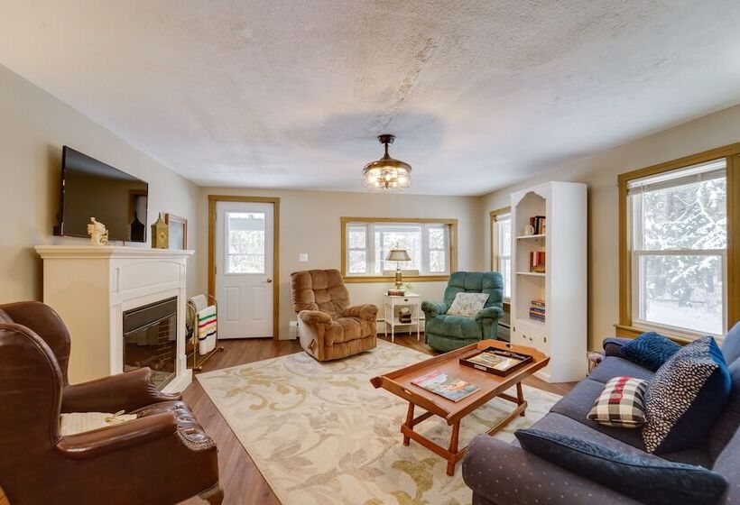 Farmhouse Cottage W/ Hot Tub, Near Titus Mountain!