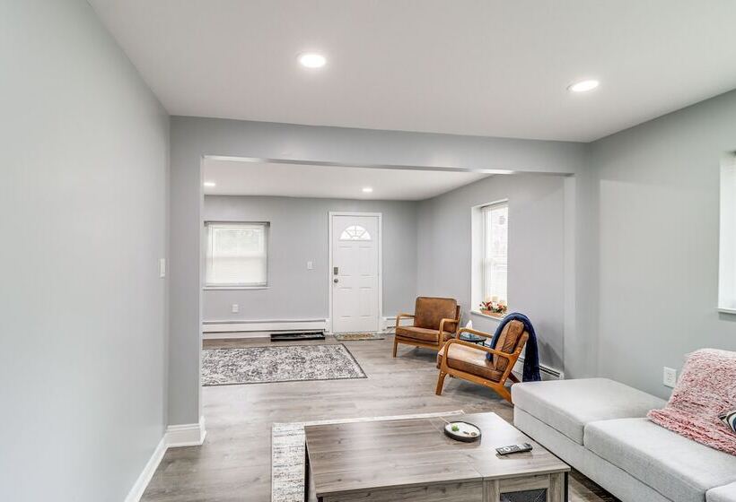 Farmington Hills Home W/ Yard: 20 Mi To Detroit