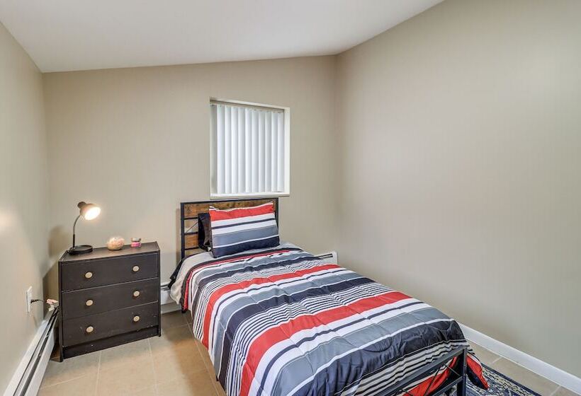 Farmington Hills Home W/ Yard: 20 Mi To Detroit