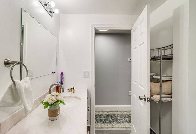 Farmington Hills Home W/ Yard: 20 Mi To Detroit