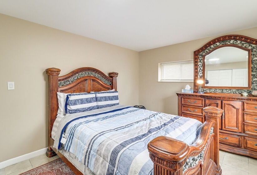 Farmington Hills Home W/ Yard: 20 Mi To Detroit