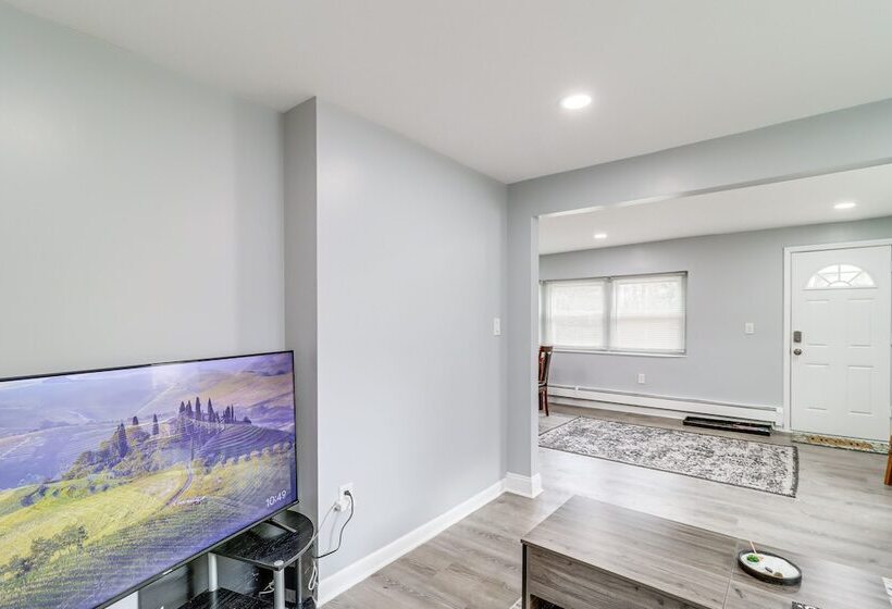 Farmington Hills Home W/ Yard: 20 Mi To Detroit