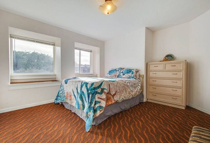 Oceanfront Castle  W/ Hot Tub & Game Room