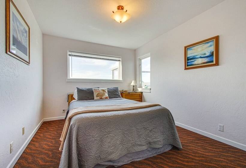 Oceanfront Castle  W/ Hot Tub & Game Room