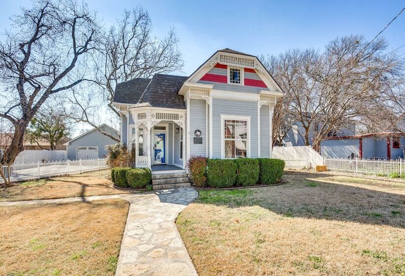 Granbury Home W/ Fire Pit, Walk To The Square!