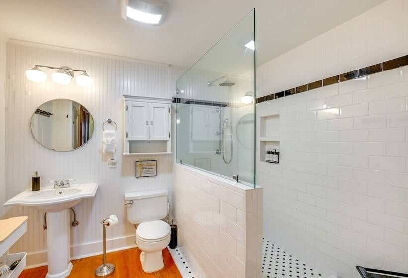 Granbury Home W/ Fire Pit, Walk To The Square!