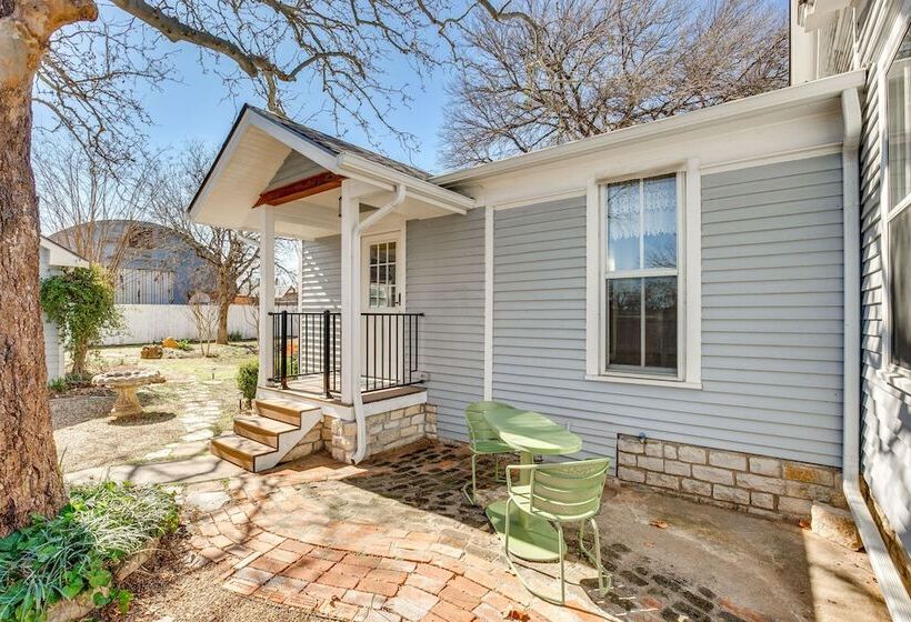 Granbury Home W/ Fire Pit, Walk To The Square!