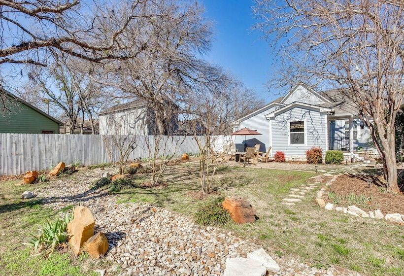 Granbury Home W/ Fire Pit, Walk To The Square!