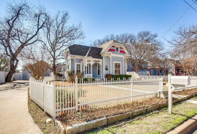 Granbury Home W/ Fire Pit, Walk To The Square!
