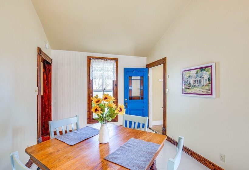 Granbury Home W/ Fire Pit, Walk To The Square!