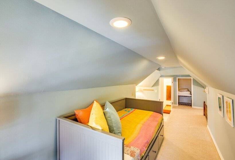 Granbury Home W/ Fire Pit, Walk To The Square!