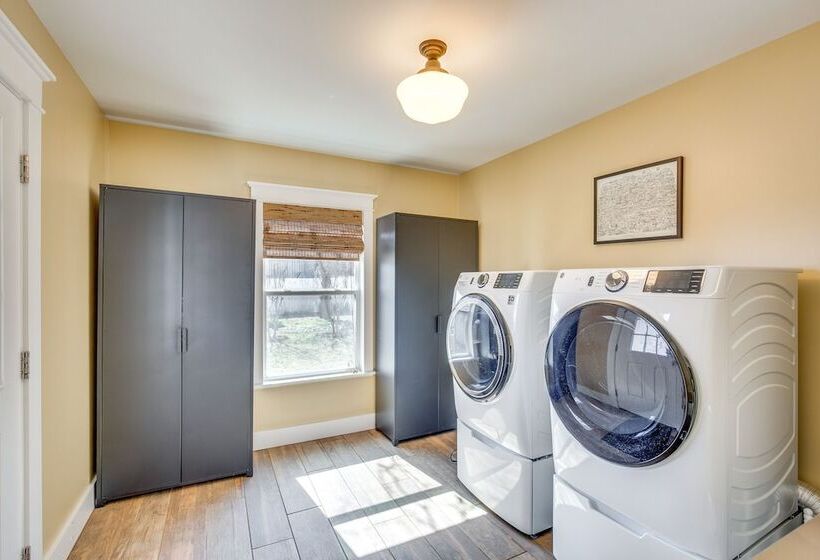 Granbury Home W/ Fire Pit, Walk To The Square!