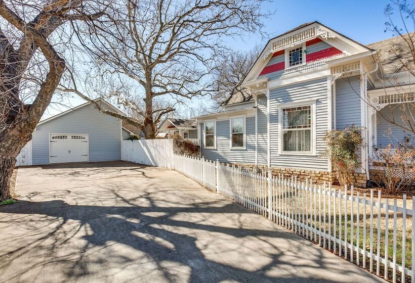 Granbury Home W/ Fire Pit, Walk To The Square!