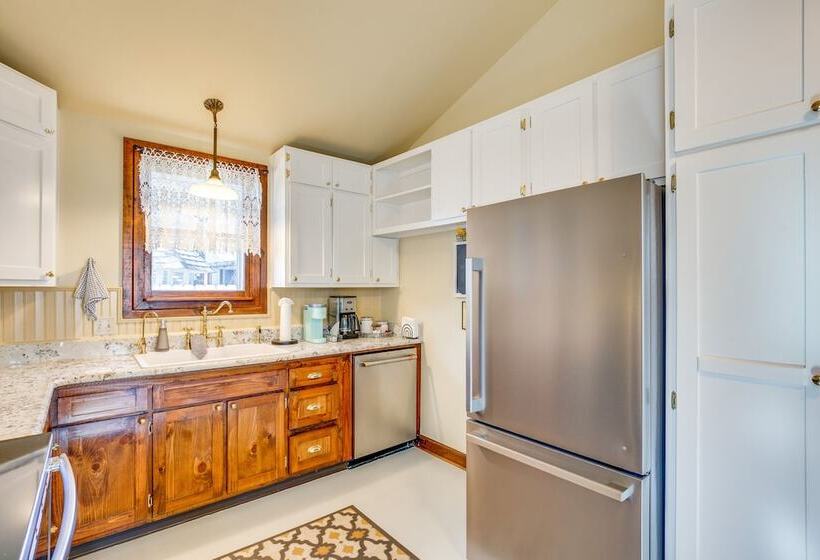 Granbury Home W/ Fire Pit, Walk To The Square!