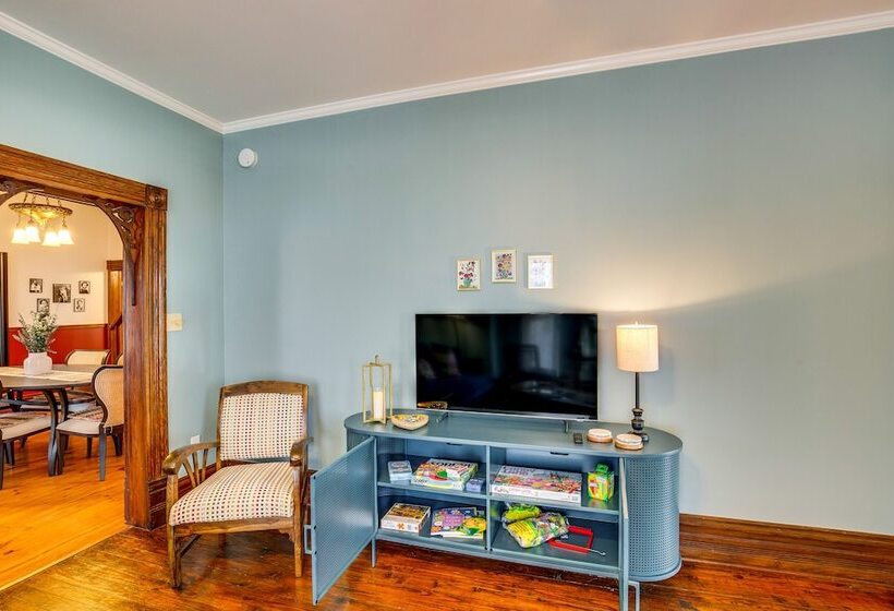 Granbury Home W/ Fire Pit, Walk To The Square!