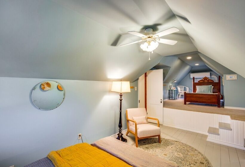 Granbury Home W/ Fire Pit, Walk To The Square!