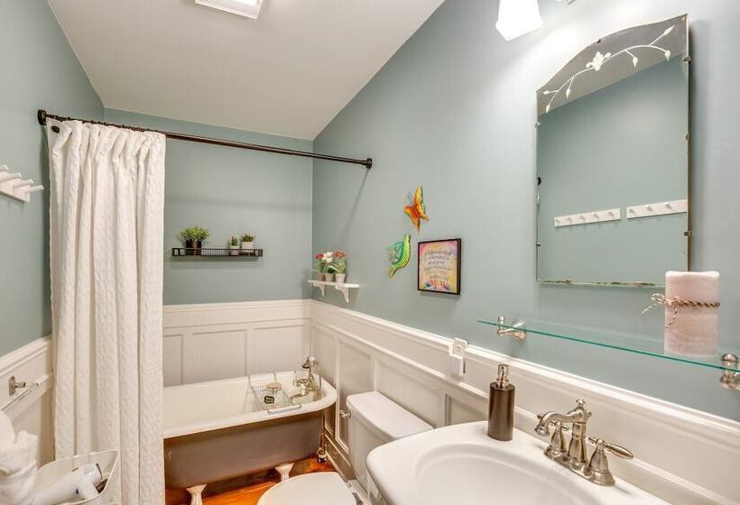 Granbury Home W/ Fire Pit, Walk To The Square!