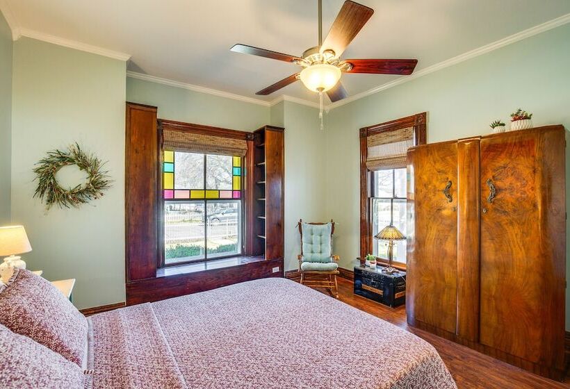 Granbury Home W/ Fire Pit, Walk To The Square!