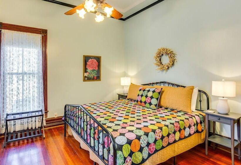 Granbury Home W/ Fire Pit, Walk To The Square!