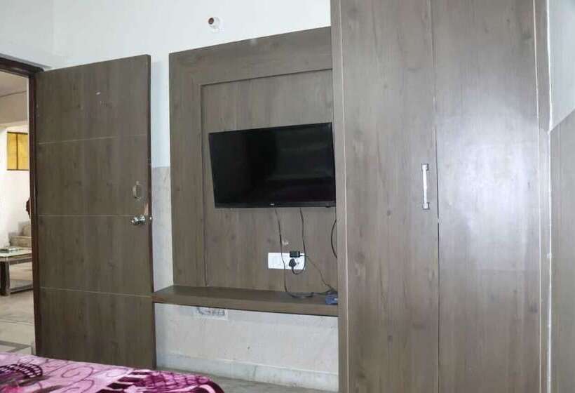 ホテル Ambika Palace By Shiwani Associate