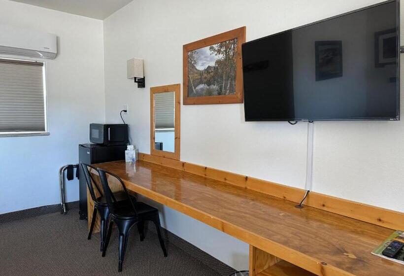 호텔 Eastern Sierra Motor Lodge