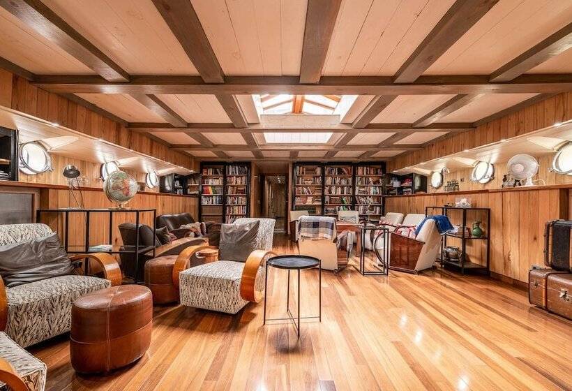 Отель Luxury Canary Wharf House Boat Room 1