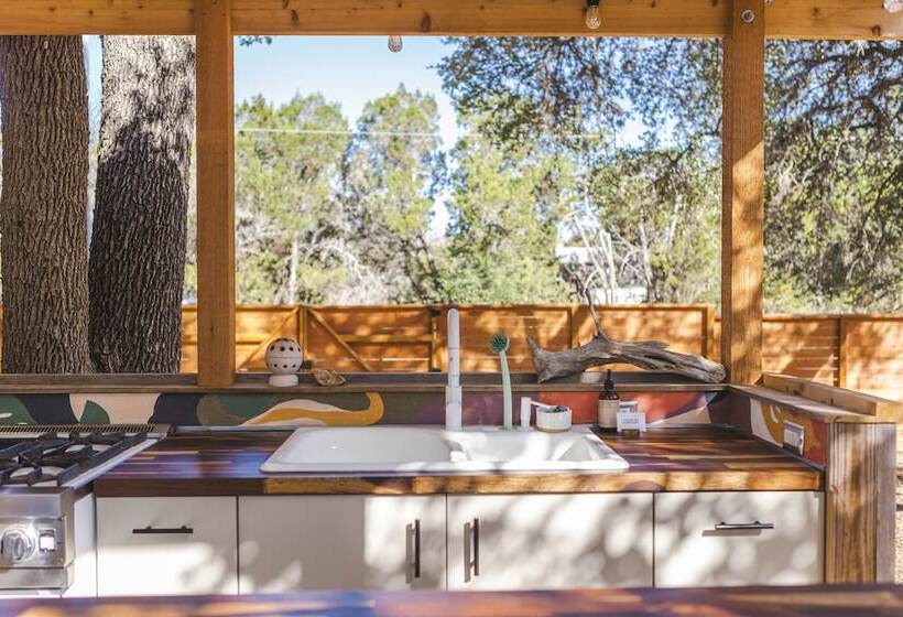 호텔 The Peacock Yurt At Camposanto Atx Glamping On Lake Travis