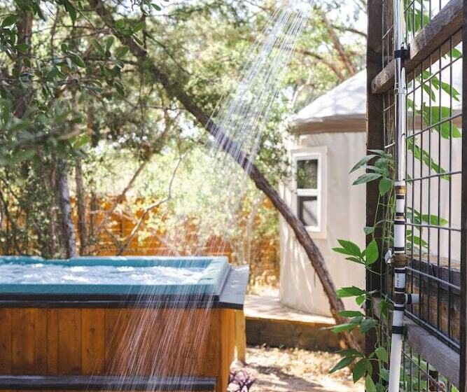 호텔 The Peacock Yurt At Camposanto Atx Glamping On Lake Travis
