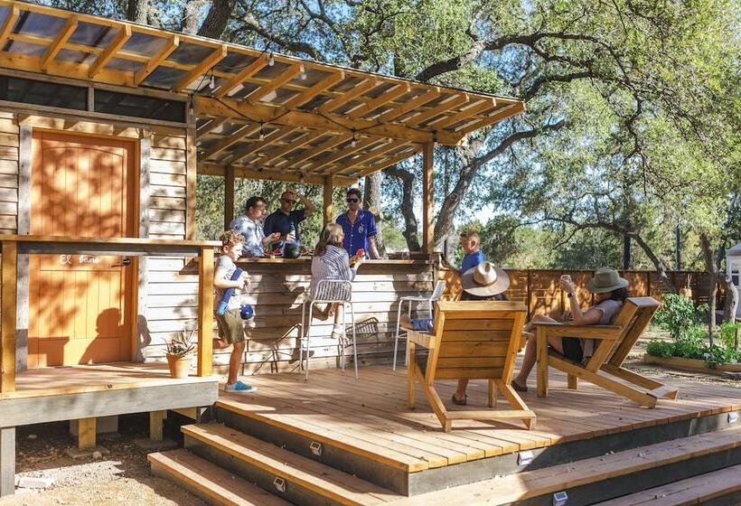 호텔 The Peacock Yurt At Camposanto Atx Glamping On Lake Travis