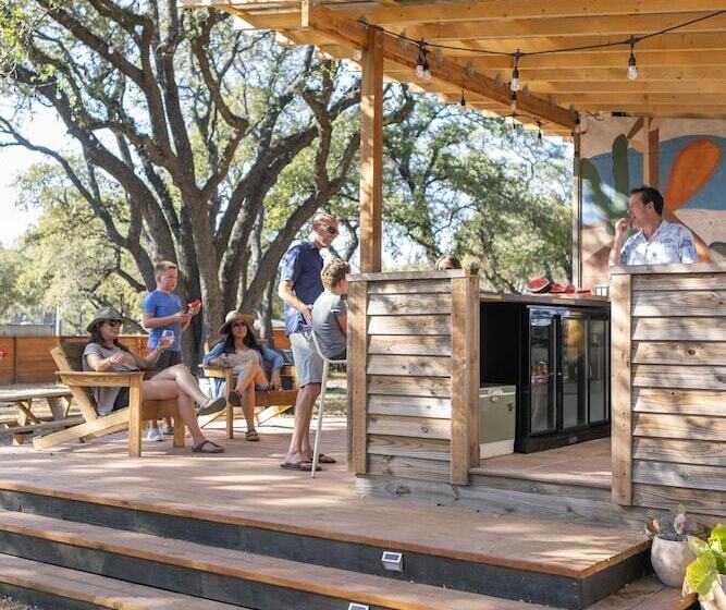 호텔 The Peacock Yurt At Camposanto Atx Glamping On Lake Travis