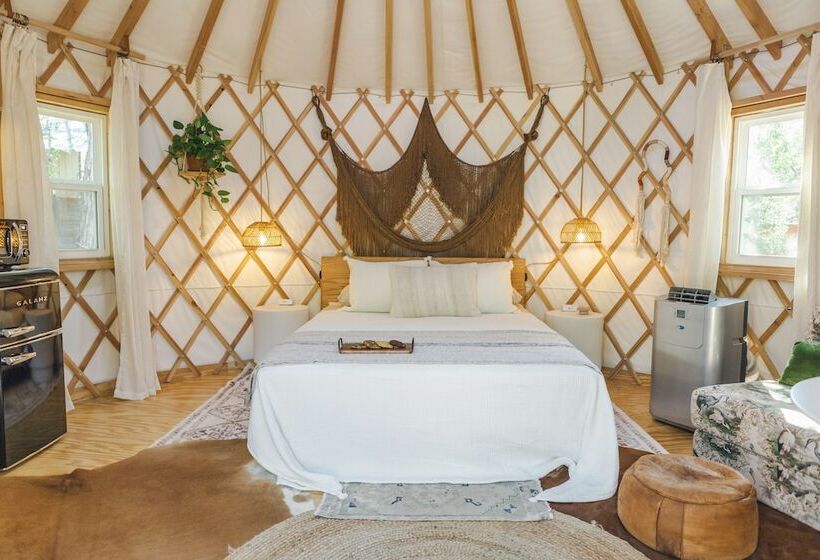 호텔 The Peacock Yurt At Camposanto Atx Glamping On Lake Travis