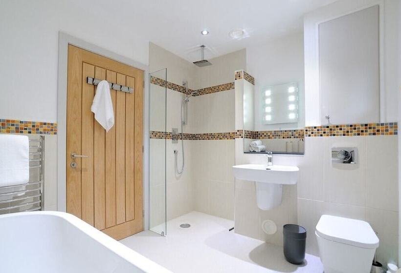 فندق Tom S Lodge