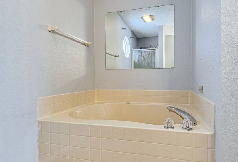 Indianapolis Home W/ Private Yard ~ 8 Mi To Dtwn!