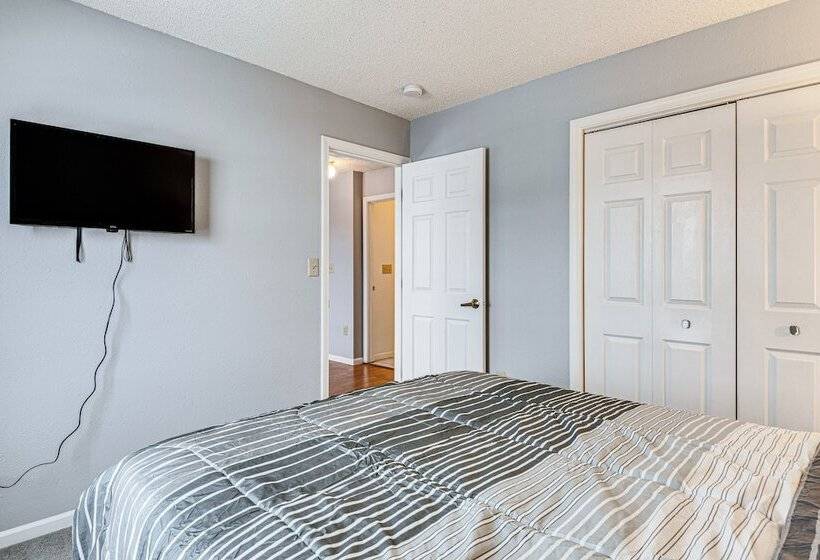 Indianapolis Home W/ Private Yard ~ 8 Mi To Dtwn!