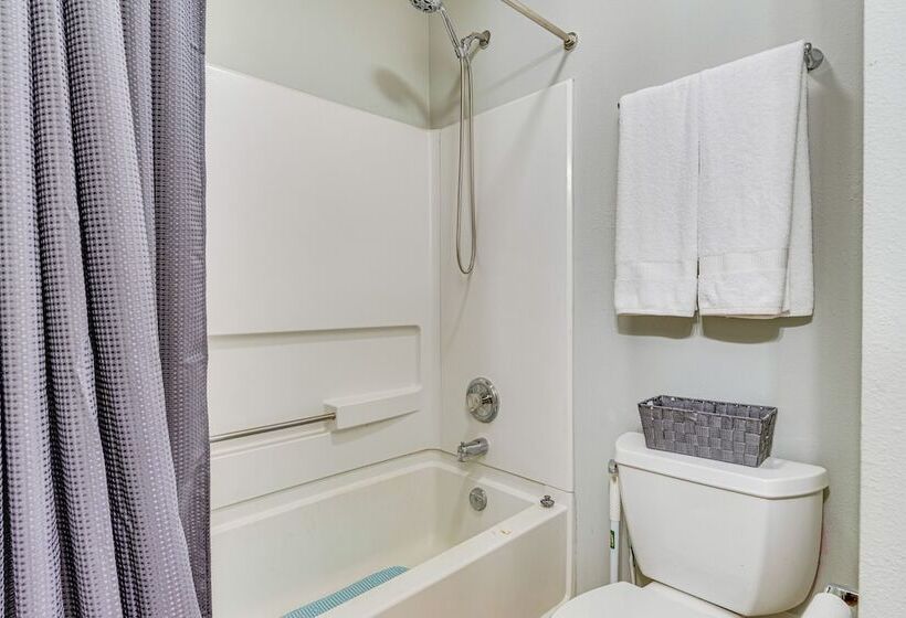 Indy Delight: Charming House ~ 10 Mi To Downtown!