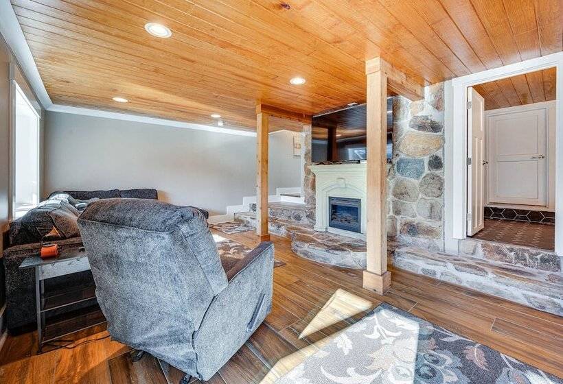 Lakefront New London Retreat W/ Dock & Hot Tub!
