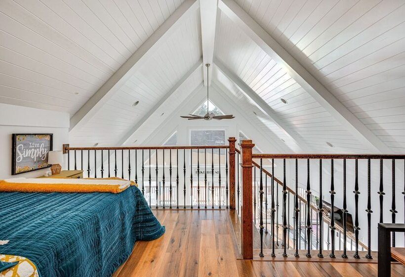 Lakefront New London Retreat W/ Dock & Hot Tub!