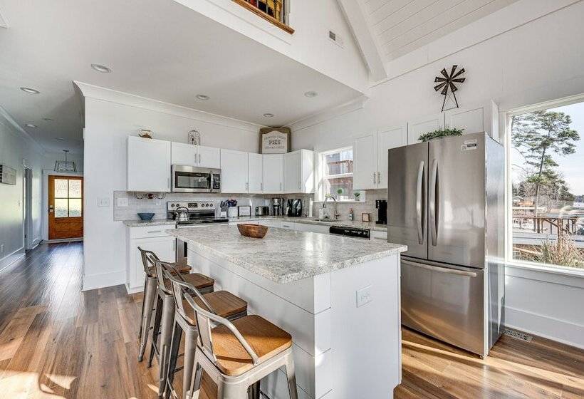 Lakefront New London Retreat W/ Dock & Hot Tub!