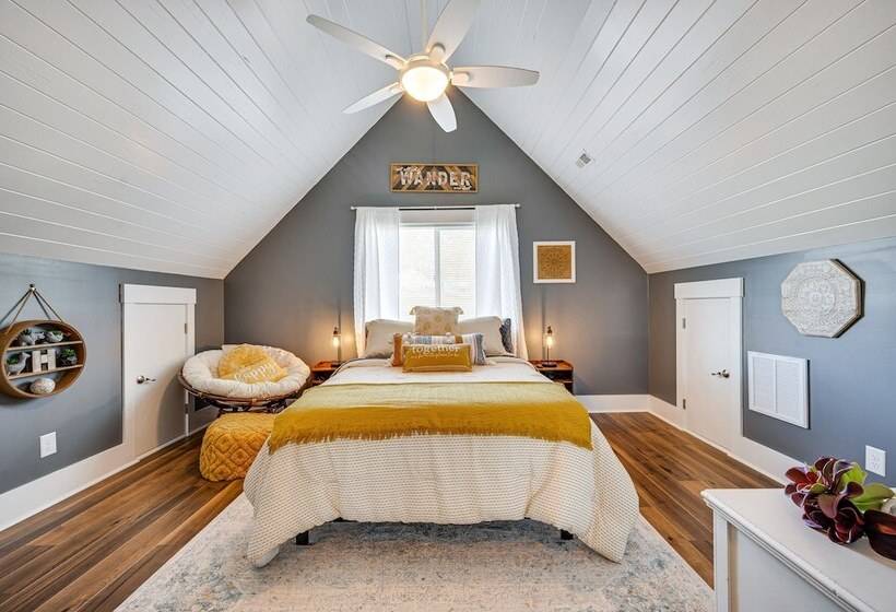 Lakefront New London Retreat W/ Dock & Hot Tub!