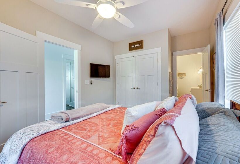 Lakefront New London Retreat W/ Dock & Hot Tub!