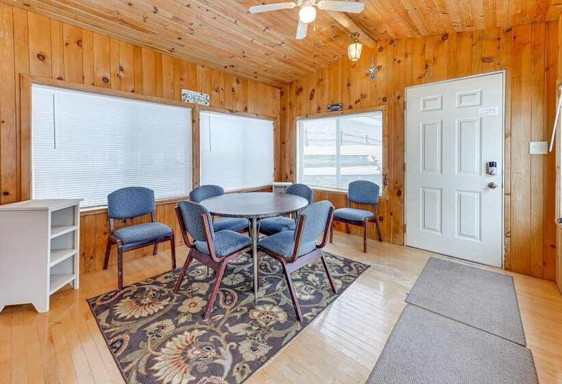 Lakefront Suring Home W/ Pool Table + Views!