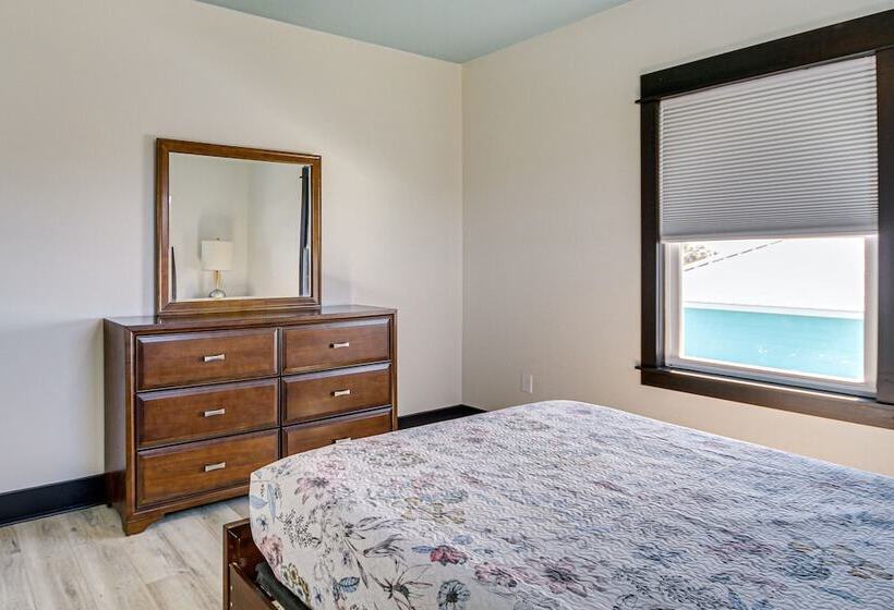 Long Beach House W/ Charcoal Grill: Steps To Shore