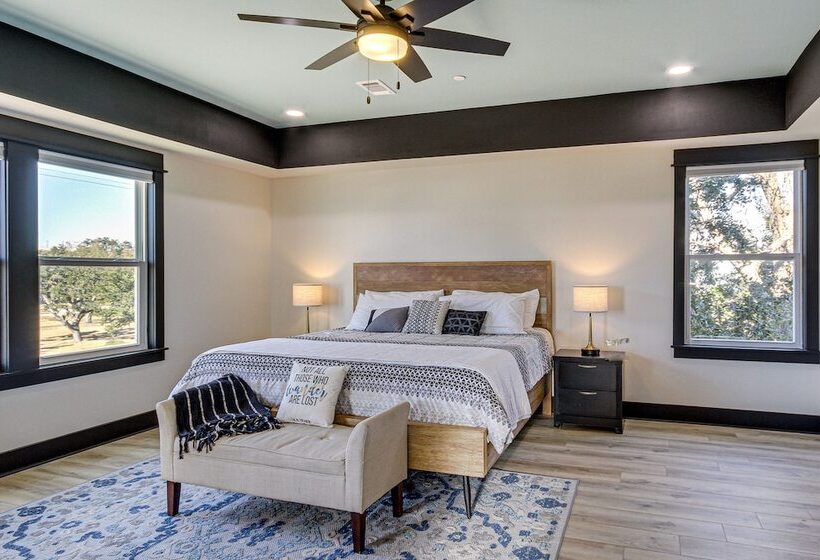 Long Beach House W/ Charcoal Grill: Steps To Shore