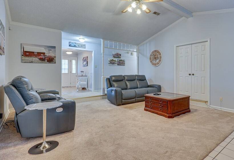 Lovely Decatur Home W/ Yard ~ 6 Mi To Town!