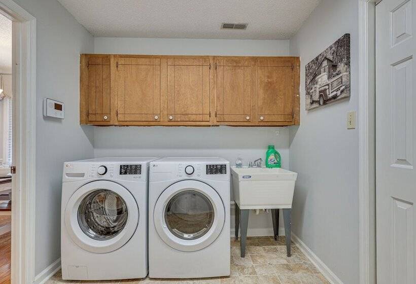 Lovely Decatur Home W/ Yard ~ 6 Mi To Town!