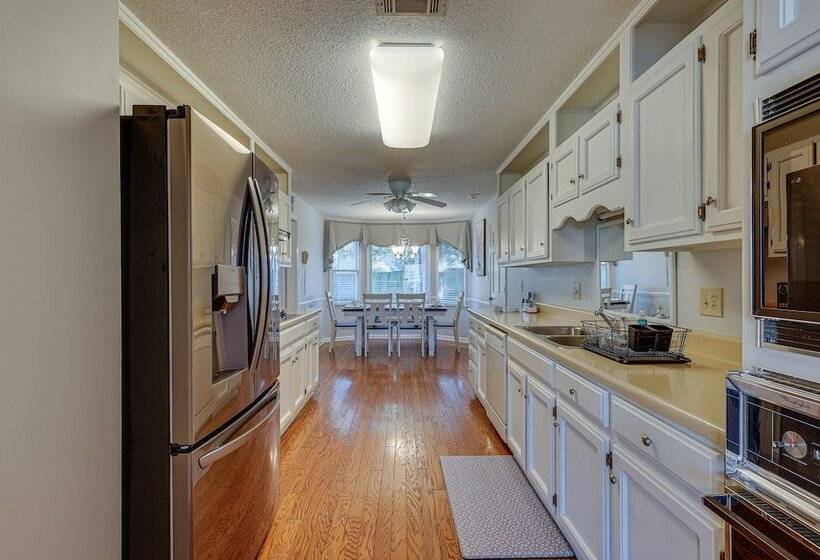 Lovely Decatur Home W/ Yard ~ 6 Mi To Town!